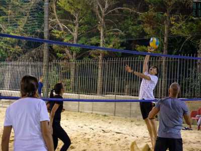 Sul terzo campo � invece in atto una partita tra due gruppi misti...